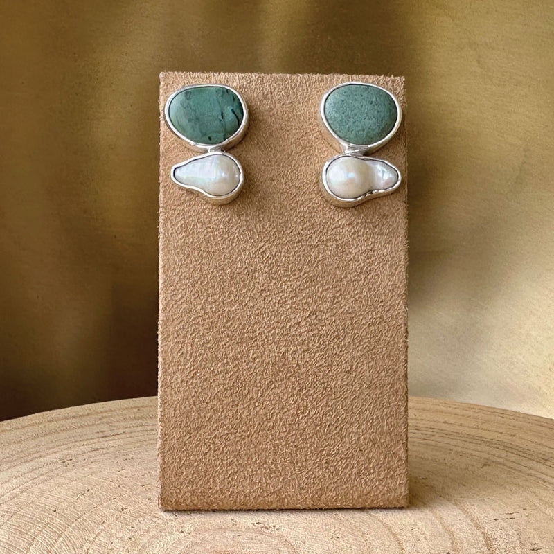 Agot. Costa Rican Design Handcrafted Sterling Silver 925 & Green River Rock & Pearl Post Earrings