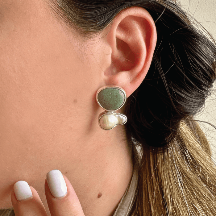 Agot. Costa Rican Design Handcrafted Sterling Silver 925 & Green River Rock & Pearl Post Earrings